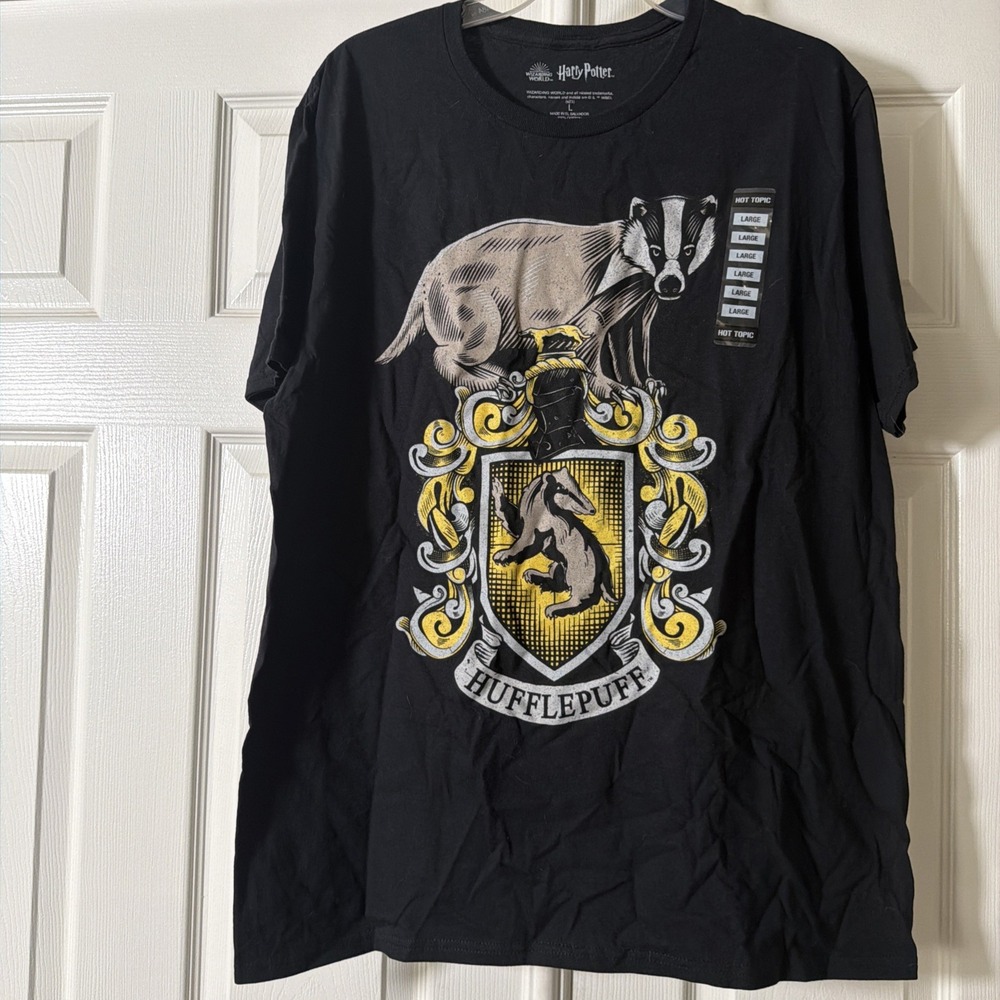 Harry Potter Hufflepuff T Shirt Size L Black Badger Crest Wizarding World House